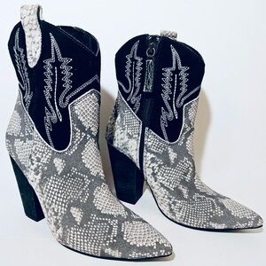 DINGO, Women’s Calico Western Boots Block Heel Gray Snake Print Suede, Size 6.5